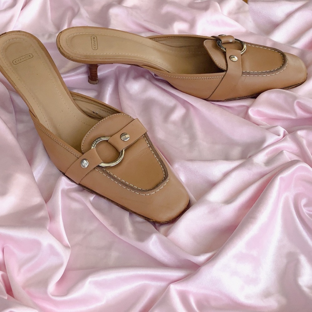 Coach kitten heel with O-ring detail